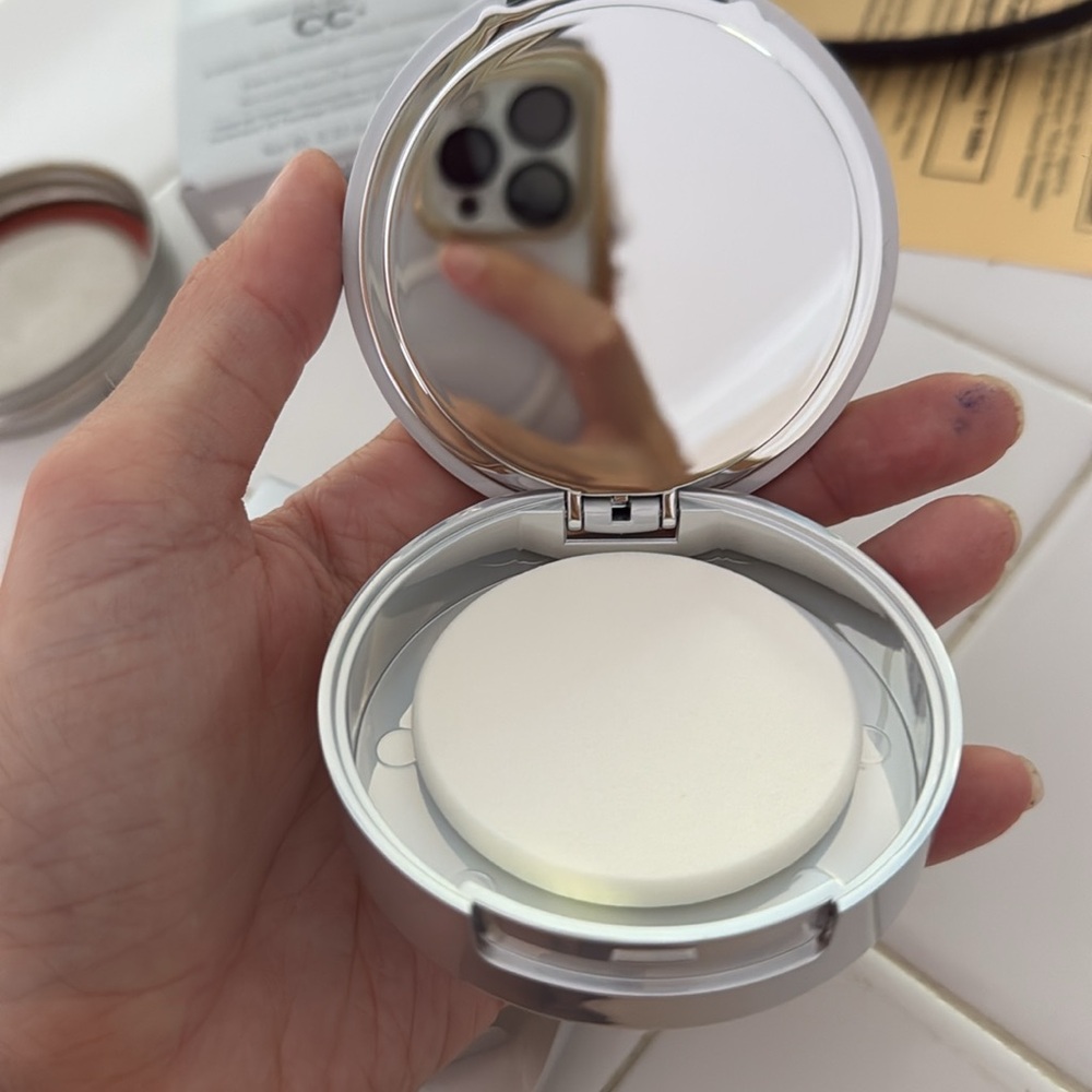 IT Cosmetics Your Skin But Better CC+ Airbrush Perfecting Powder - fair - Picture 4 of 4